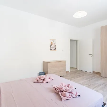 Daire Charming 3bed In St Pauls I *